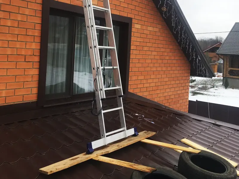 Как установить лестницу на крышу под наклоном