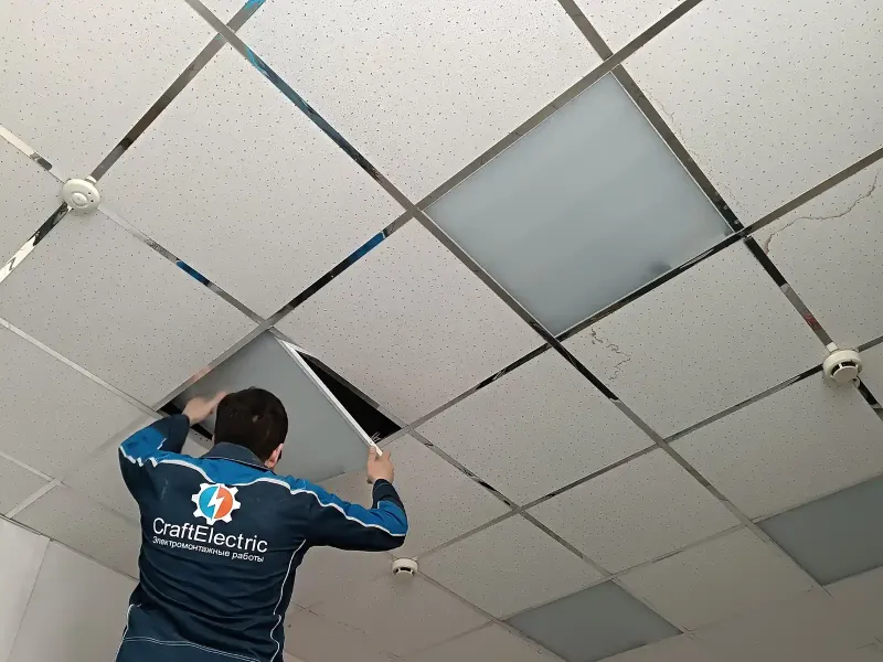 Монтаж нового светодиодного светильника в в потолок Армстронг